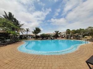 圣玛丽亚Tortuga beach lovely 2 bed apartment and gardens的度假村内的大型蓝色游泳池