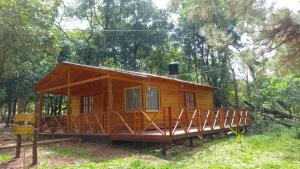 Puerto BossettiCabañas Libertad en Misiones的森林中间的小木屋