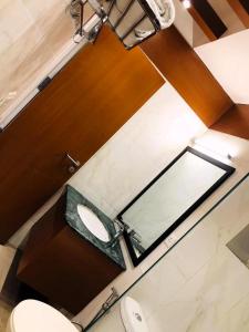 勒克瑙Golden Penthouse - Couple Friendly - DLF My pad, Gomtinagar, Lucknow的一间带镜子和卫生间的浴室