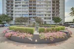 塔尔萨Downtown Tulsa Apartment - Near BOK Center!的一座建筑前的鲜花花园