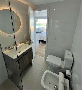 埃斯特角城SYRAH Premium B1 - Piscina privada con vista al mar by depptö的一间带水槽、卫生间和镜子的浴室