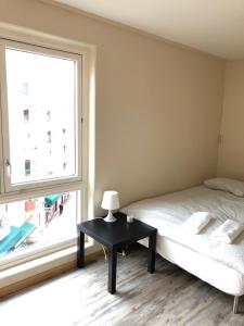 奥斯陆Guesthouse - Oslo Centrum的一间卧室设有一张床和一个大窗户