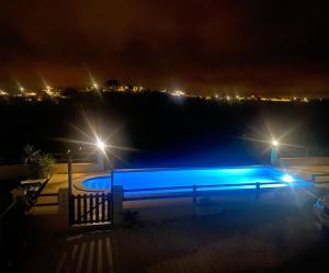 CadavalTerra Luso Proche De Montejunto的夜间游泳池