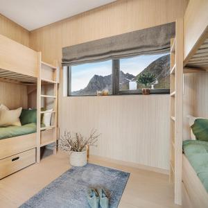 KleppstadNEW! Luxury Cabin in beautiful Lofoten的一间卧室设有两张双层床和一扇窗户。