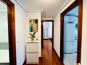 拉马莱斯德拉维克托里亚Excelente apartamento con garaje y piscina的厨房设有白色的墙壁和白色的冰箱。