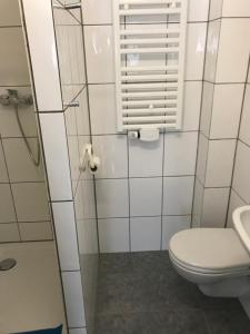 ImsumHOSTEL 66 Bremerhaven Geestland的一间带卫生间和窗户的浴室