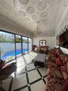 穆罕默迪耶Villa Hanaa的客厅设有格子天花板和沙发