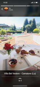 卡麦奥雷Villa Belvedere Versilia - Villa con tre camere, cucina, sala, giardino con piscina e vista - 7 posti letto的一张桌子的照片,上面有食物