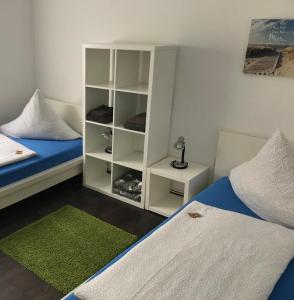 ImsumHOSTEL 66 Bremerhaven Geestland的一间卧室设有两张床和书架