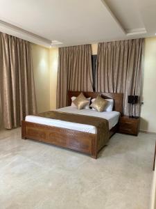 马拉喀什Villa Novia的一间卧室配有大床和窗帘