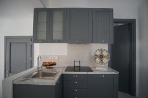 KrotiriKrotiri View Paros的厨房配有黑色橱柜和水槽
