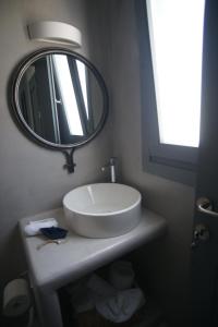 KrotiriKrotiri View Paros的浴室设有白色水槽和镜子