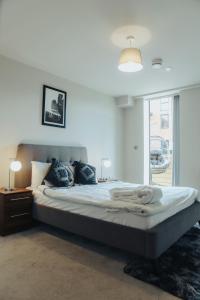 伯明翰Stunning 2-Bed Apartment in Birmingham City Center的一间卧室配有一张大床和两个枕头