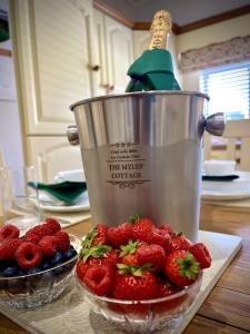 GreencastleThe Myles' Self-Catering Cottage - 4 Stars的放一碗草莓和一碗浆果的榨汁机