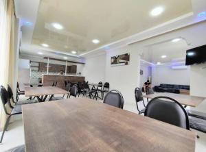 科布列季Elgabi Hotel Kobuleti的一间带桌椅的用餐室和一间厨房