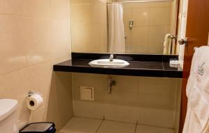 上钦查Qala Hotels & Resorts的一间带水槽和镜子的浴室