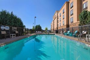 瓦拉瓦拉Hampton Inn & Suites by Hilton Walla Walla的大楼前的游泳池