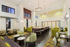 瓦拉瓦拉Hampton Inn & Suites by Hilton Walla Walla的一间带桌椅的餐厅和一间用餐室