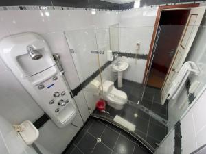 帕斯托顿索尔酒店的小型浴室设有2个卫生间和水槽