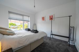 Modern 5 bed home in Ealing, free driveway parking, sleeps 8客房内的一张或多张床位
