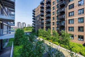 伦敦Apartment Near Canary Wharf 02 Arena & Excel的从公寓大楼的阳台上可欣赏到风景。