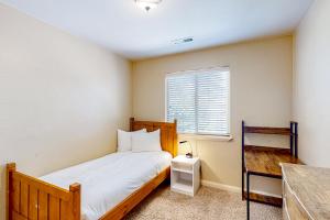 雪松城Cedar Park Oasis的一间卧室设有一张床和一个窗口
