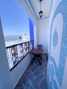 舍夫沙万Casa chaara的阳台配有桌子,享有海景。