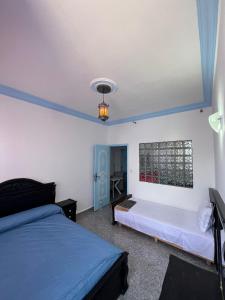 舍夫沙万Casa chaara的一间卧室设有两张床和天花板