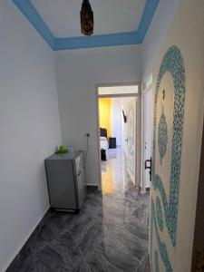 舍夫沙万Casa chaara的一间拥有蓝色天花板的走廊和一间房间