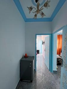 舍夫沙万Casa chaara的一间拥有蓝色墙壁和天花板及电视的客房