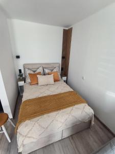 厄尔科Studio 2 Apartment的一间卧室配有一张带橙色枕头的大床