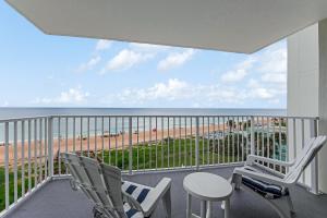 奥蒙德海滩Updated Oceanfront Condo! Come Relax by the Sea!的阳台配有桌椅,享有海滩美景。