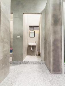 Ruifang瑞芳车站-自由空间青年民宿的墙上设有水槽的浴室