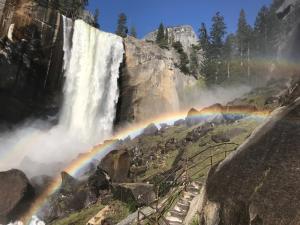 马里波萨Morning Star Vista near Yosemite - countryside with mountain views的瀑布前的彩虹