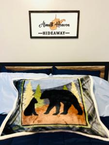 查尔斯顿The Bear’s Den的床上的枕头和两只熊
