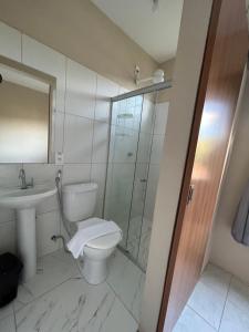 伦索伊斯Pôr do Sol Suítes的浴室配有卫生间、盥洗盆和淋浴。