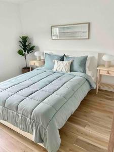 奇蒂豪克OBX Dreamin’的一间卧室配有一张带蓝色枕头的大床