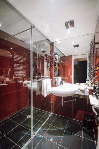 特尔古穆列什五号广场酒店的浴室配有白色水槽和淋浴。
