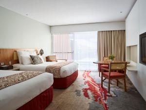 艾尔斯岩沙漠扬帆酒店的酒店客房配有两张床和一张书桌