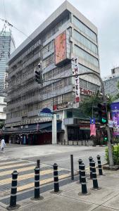 吉隆坡T Hotel Jalan Tar的前面有交通灯的大建筑