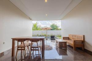 乌布New Private Pool Villa - Villa Dhea Ubud的一间带桌椅的用餐室