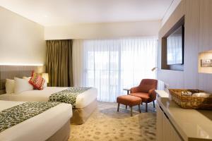 艾尔斯岩沙漠公园酒店的酒店客房,配有两张床和椅子