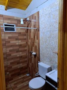 Puerto BossettiCabañas Libertad en Misiones的一间带卫生间和水槽的浴室