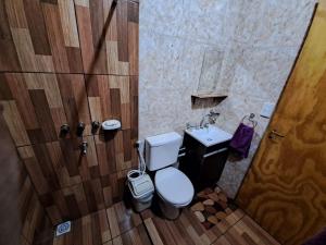 Puerto BossettiCabañas Libertad en Misiones的一间带卫生间和水槽的浴室