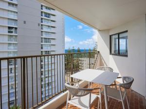 黄金海岸Horizons Holiday Apartments - OFFICIAL的阳台配有白色的桌椅