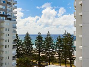 黄金海岸Horizons Holiday Apartments - OFFICIAL的从两栋建筑中欣赏到海景