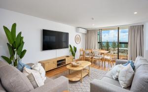 黄金海岸Horizons Holiday Apartments - OFFICIAL的带沙发和电视的客厅