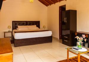 上钦查Qala Hotels & Resorts的一间卧室,卧室内配有一张大床