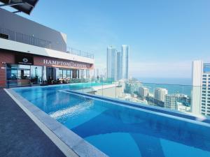 釜山Premium Ocean View Haeundae Beach Bona # Sea view的大楼屋顶上的大型游泳池