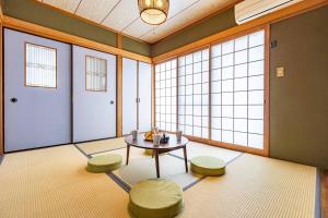白滨Azami Ann Maisonette的一间设有一张桌子、两张凳子和窗户的房间